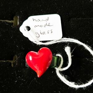 RING, HANDBLOWN GLASS, RED HEART WITH GREEN SHANK, LADIES SZ 7, NEW, TAGS ON